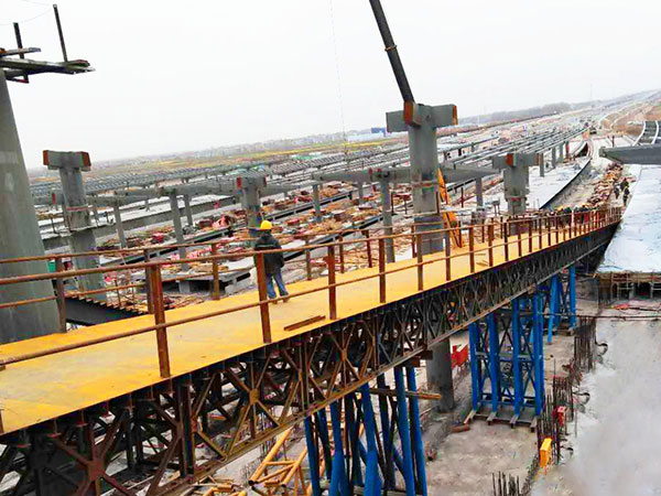 湖北襄陽中鐵建工集團鋼便橋（長度：69米；坡度：20°）